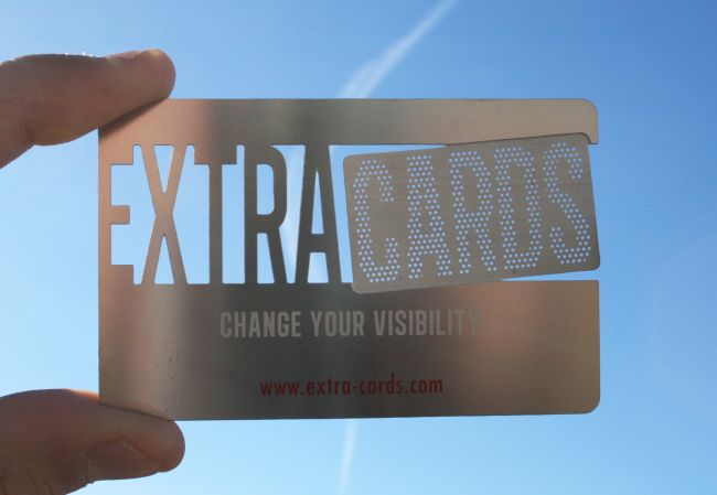 EXTRA-CARDS, notre pôle international de cartes métal, Ajourrage et gravure osée mettant en valeur le Nom de la société, Perfo -